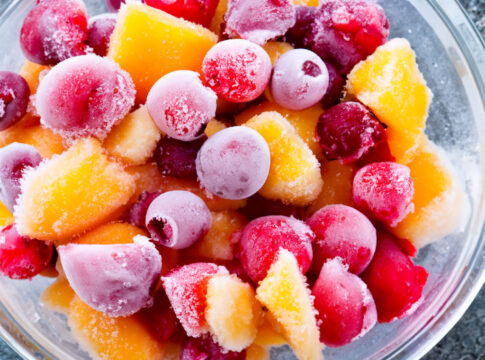Gefrorene Früchte sind eine praktische und gesunde Option für Smoothies, Desserts und andere Gerichte. Mit ihrem natürlichen Geschmack und ihrer Frische sind sie eine vielseitige Zutat für köstliche Rezepte.