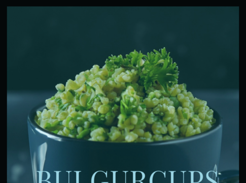 Veganes Bulgurgericht im Cup mit frischen Zutaten wie Tomaten, Paprika und Pilzen, schnell zubereitet in 5 Minuten.