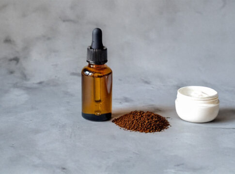 mellow NOIR Gründer Julian Köster präsentiert der Höhle der Löwen Jury seine innovative Hautpflege-Serie mit Kaffeeöl