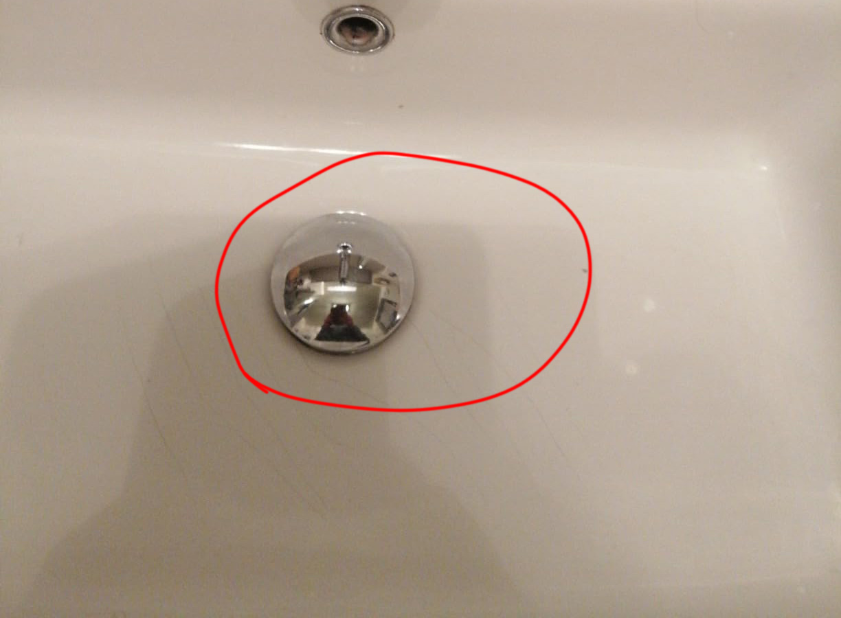 Ein Kunde benutzt im Bad eine Abflussfee