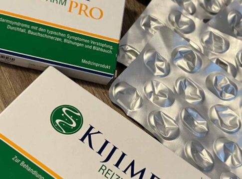 Kijimea Reizdarm Pro Kapseln in einer Packung auf holzernem Tisch.
