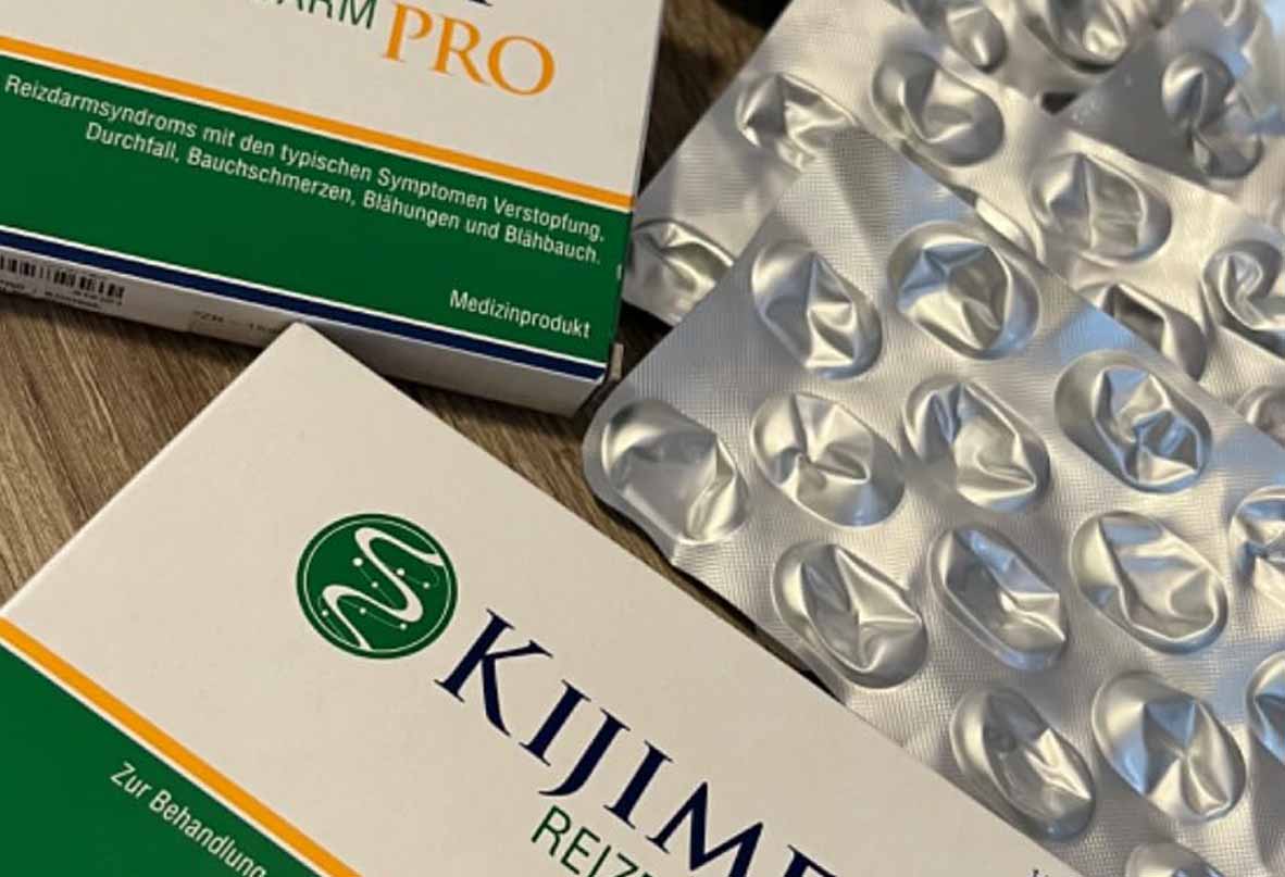 Kijimea Reizdarm Pro Kapseln in einer Packung auf holzernem Tisch.