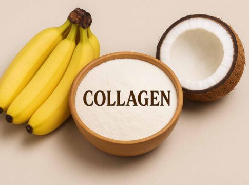 Bananen, eine halbe Kokosnuss und eine Schale mit Kollagenpulver sind stilvoll auf einem hellen Hintergrund arrangiert. Sie symbolisieren die natürlichen Zutaten.
