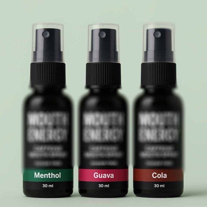 Drei Flaschen Mouth Energy Koffein-Mundspray in den Geschmacksrichtungen Menthol, Guave und Cola stehen nebeneinander auf grünem Hintergrund. Die Flaschen sind schwarz. Auf dem Etikett steht eine weiße Zahl. Die Zahl zeigt die Geschmacksrichtung an.