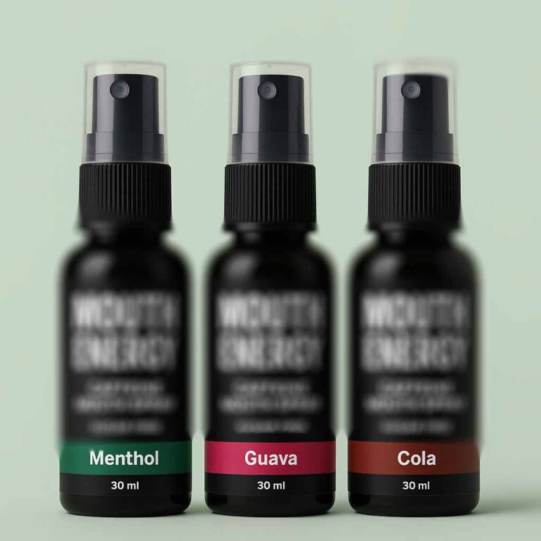 Drei Flaschen Mouth Energy Koffein-Mundspray in den Geschmacksrichtungen Menthol, Guave und Cola stehen nebeneinander auf grünem Hintergrund. Die Flaschen sind schwarz. Auf dem Etikett steht eine weiße Zahl. Die Zahl zeigt die Geschmacksrichtung an.