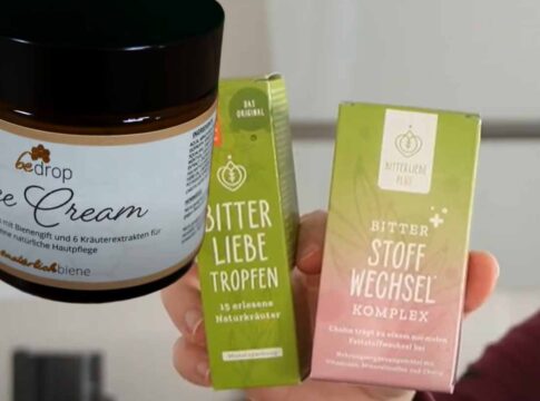 Bedrop Bee Cream und BitterLiebe Tropfen sowie Bitterstoffwechsel Komplex in der Hand gehalten.