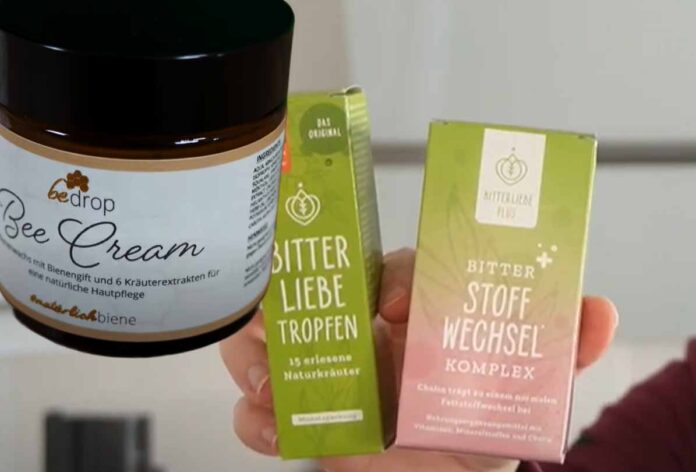 Bedrop Bee Cream und BitterLiebe Tropfen sowie Bitterstoffwechsel Komplex in der Hand gehalten.