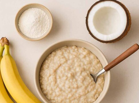 Cremiger Kollagen-Porridge mit Banane und Kokos in einer Schale