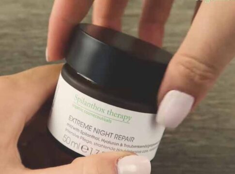 Nahaufnahme einer Hand, die die Spilanthox Therapy Extreme Night Repair Creme mit Spilanthol, Hyaluron und Traubenkernöl öffnet – vegane Nachtpflege für strahlende Haut