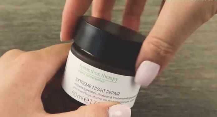 Nahaufnahme einer Hand, die die Spilanthox Therapy Extreme Night Repair Creme mit Spilanthol, Hyaluron und Traubenkernöl öffnet – vegane Nachtpflege für strahlende Haut