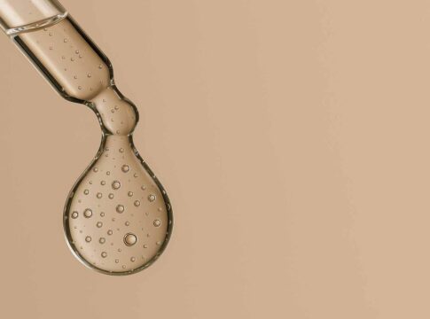Hyaluronsäure in transparenter Geltextur – Nahaufnahme der Wirkstoffstruktur