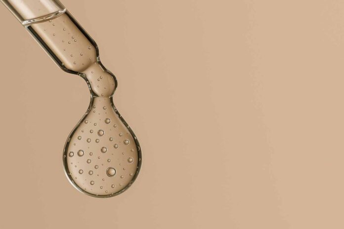Hyaluronsäure in transparenter Geltextur – Nahaufnahme der Wirkstoffstruktur