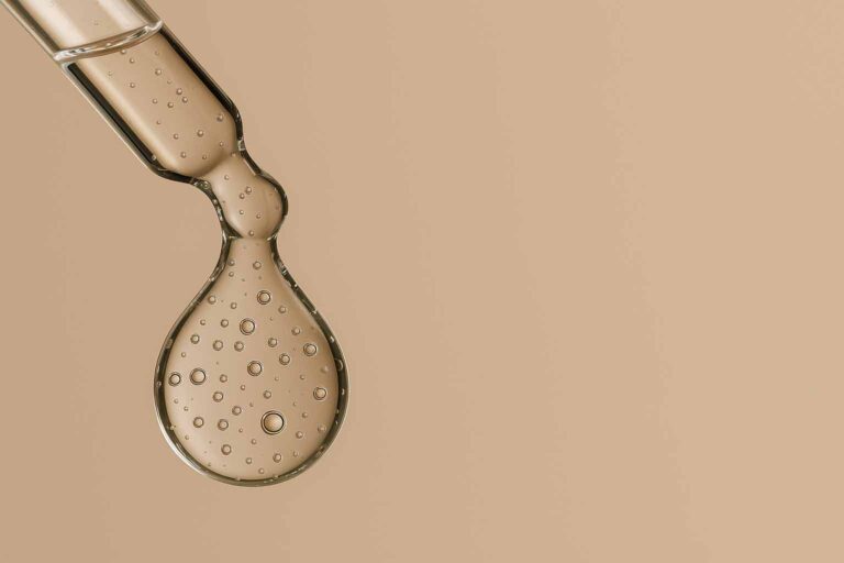 Hyaluronsäure in transparenter Geltextur – Nahaufnahme der Wirkstoffstruktur