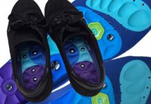 Akusoli Einlegesohlen mit sichtbaren Magnetpunkten und Dämpfung direkt in schwarzen Schuhen eingesetzt