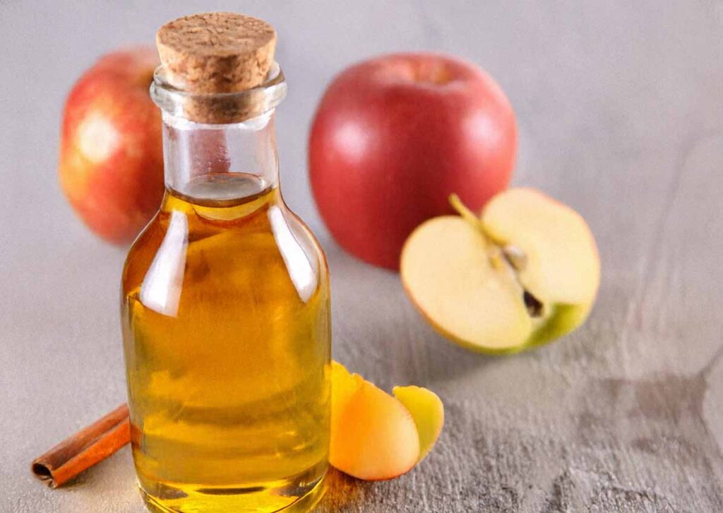 Selbst gemachter Apfelessig: Aus Apfelresten, Wasser und etwas Zucker entsteht nach ein paar Wochen ein naturtrüber Essig – ganz ohne Zusätze.