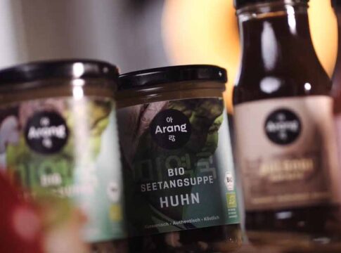 Arang Bio Seetangsuppe Huhn im Glas neben koreanischen Saucen