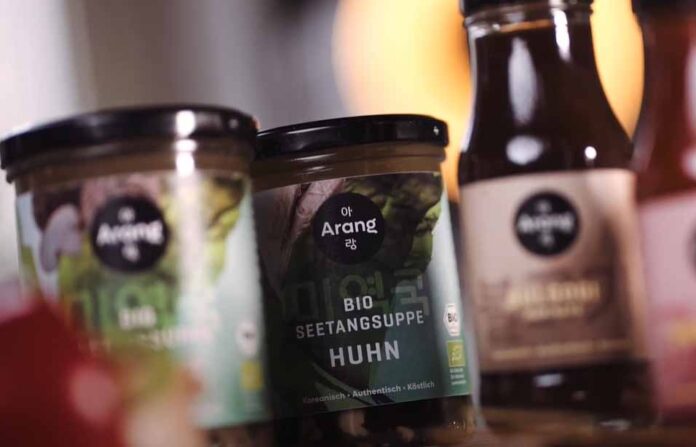 Arang Bio Seetangsuppe Huhn im Glas neben koreanischen Saucen