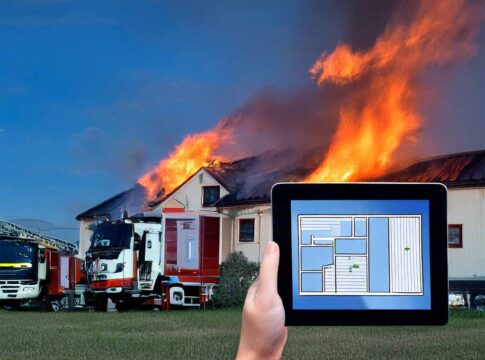 Hier ist ein Bild vom Feuerwehr-iPad. Man sieht einen Grundriss des Gebäudes und vorne ein brennendes Haus.