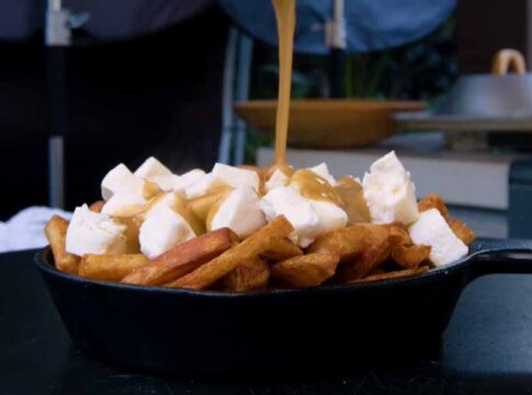 Frische Poutine mit Pommes, Käsebruch und heißer Gravy, frisch serviert.