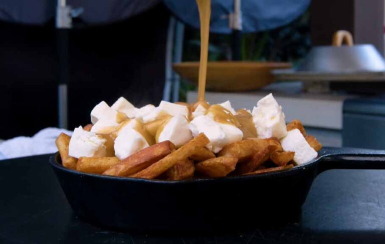 Frische Poutine mit Pommes, Käsebruch und heißer Gravy, frisch serviert.