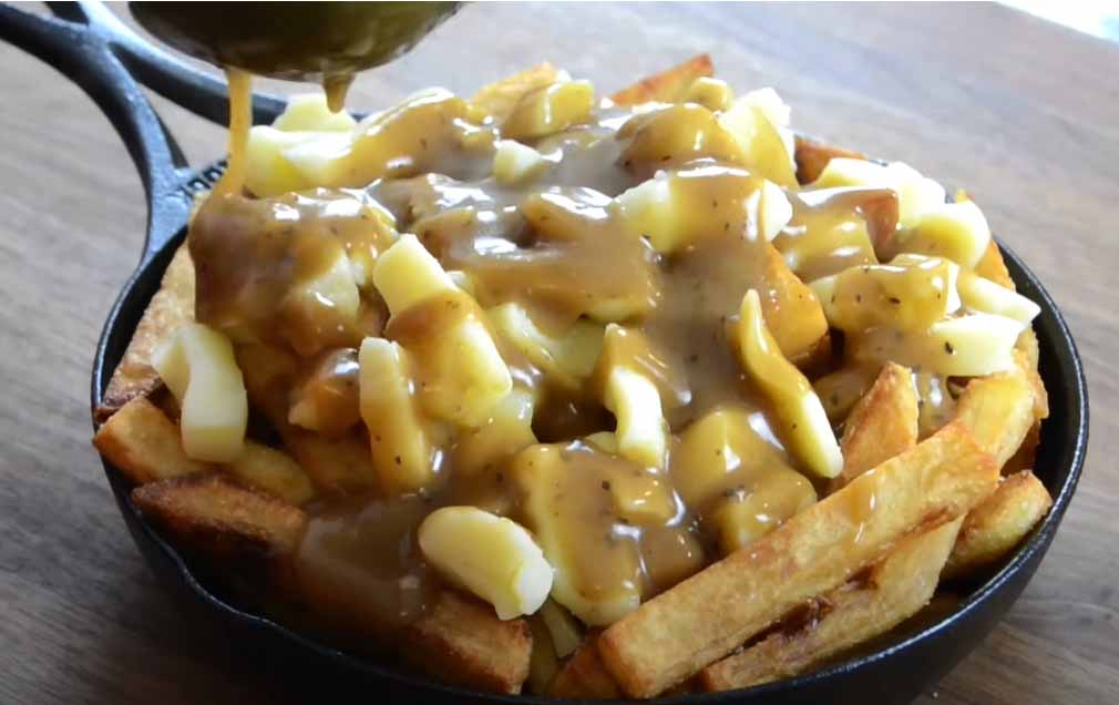 Selbstgemachte Poutine von "With Wendy and Shannon":
Fritees mit knusprigem Rand, belegt mit frischem Käse und dicker Soße. Das ist echte kanadische Poutine.