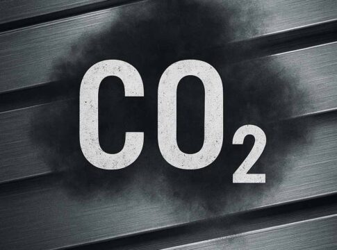 „CO₂-Schriftzug auf metallischem Hintergrund mit schwarzer Rauchwolke – symbolisiert die versteckten Klimaauswirkungen der verdoppelten US-Zölle auf Stahl und Aluminium ab Juni 2025.“