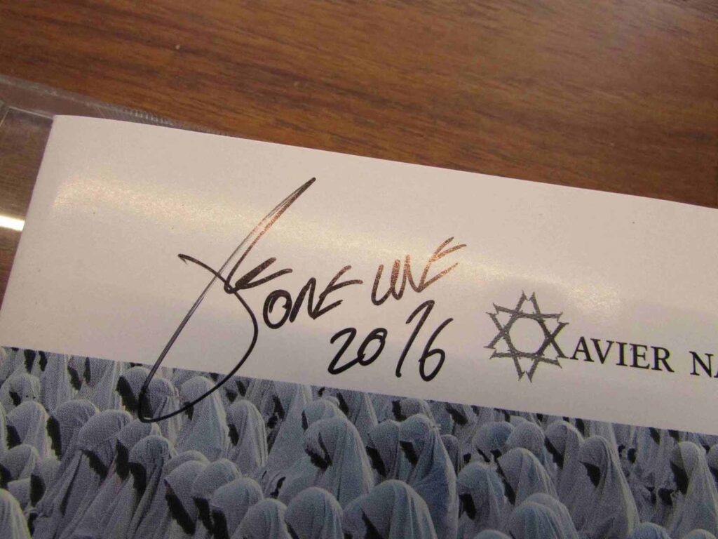 Original-Autogramm auf der Xavier-Naidoo-CD „Alles für den Herrn“, 2016 signiert. Oft auf eBay zu finden, aber genau hinschauen lohnt sich.