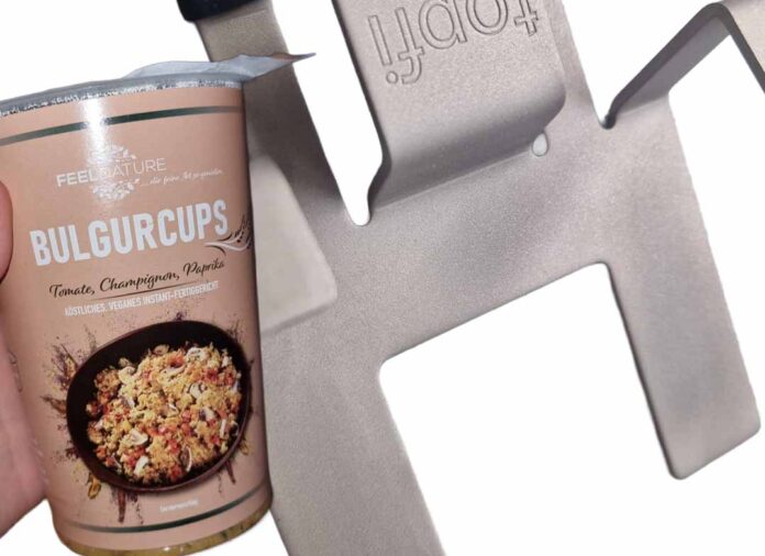 Bulgur-Cups-Fertiggericht und Topfdeckelhalter nebeneinander im Test.