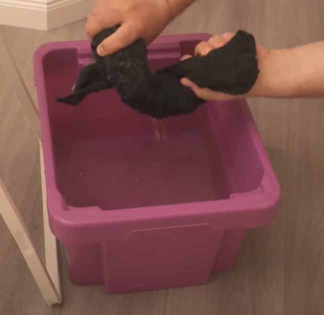 So fängt es an: Man legt das Handtuch ins Wasser, feuchtet es gut durch und wringt es leicht aus – das ist die Basis für die einfache Kühlung.