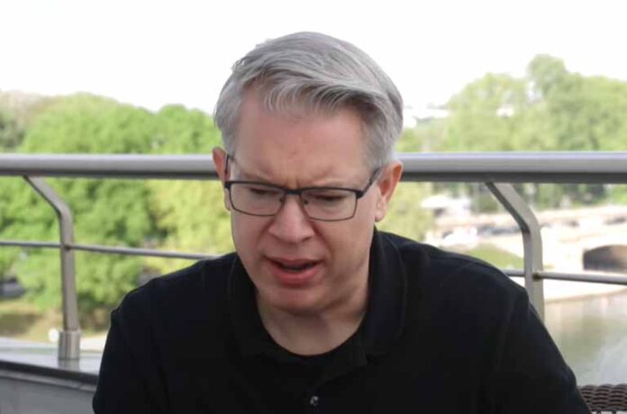 Im Interview mit Frank Thelen spricht Johannes Kliesch über Gründung, KI und die Wahrheit hinter dem Wachstum.