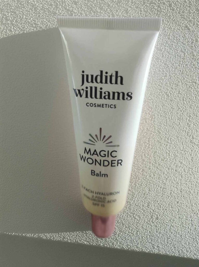 Judiths Magic Wonder Balm lässt deine Haut schöner aussehen, auch ohne Maske. Er enthält Hyaluron und hat einen Serum-Effekt sowie Sonnenschutzfaktor 15.
