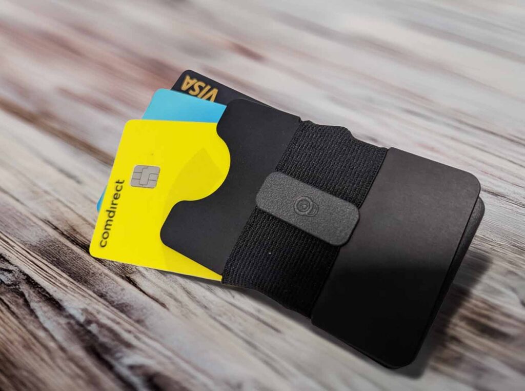 Wer lieber mit Karte zahlt, hat mit dem Lockcard Wallet alles griffbereit, ohne dass die Hosentasche dick wird.