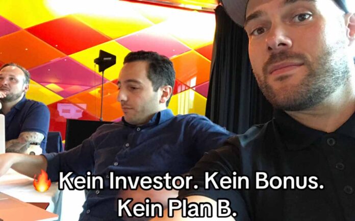 Maurice Fischer, Aryan Moghaddam und Stefan Lemcke von Ankerkraut sitzen nebeneinander an einem Tisch. Das Foto wurde in einem farbenfrohen Raum aufgenommen.