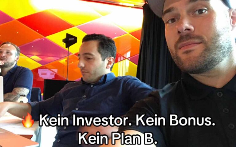 Maurice Fischer, Aryan Moghaddam und Stefan Lemcke von Ankerkraut sitzen nebeneinander an einem Tisch. Das Foto wurde in einem farbenfrohen Raum aufgenommen.