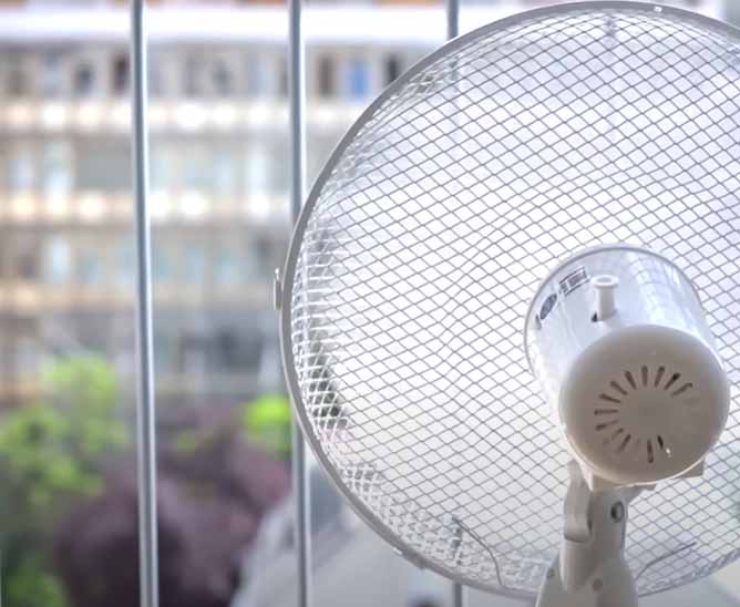 So sieht das aus: Der Ventilator bläst die warme Luft nach draußen. Das funktioniert allerdings nur, wenn er richtig herum steht.