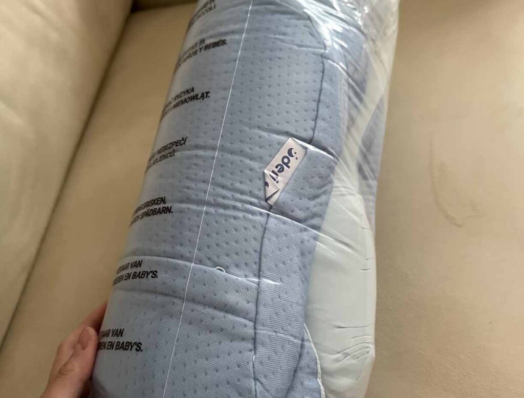 Derila Ergo Kissen beim Auspacken gab es einen leichten Geruch, vermutlich von der Verpackung, der aber nach ein paar Stunden Lüften verschwand.