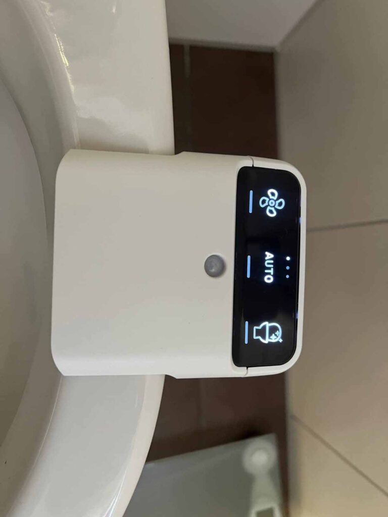 AIR CUBE neutralisiert Gerüche direkt am Toilettenrand
