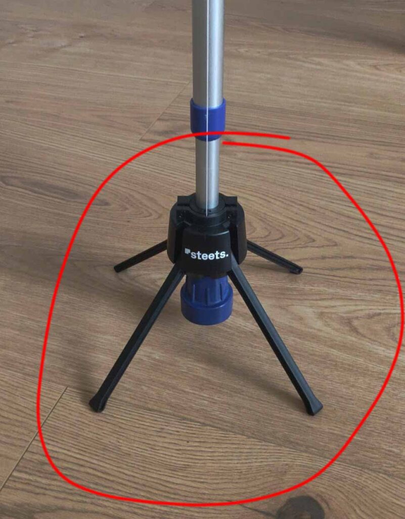 Leon Zendlich kann ich meine Gehhilfe einfach abstellen und habe die Hände frei, auch im Büro.