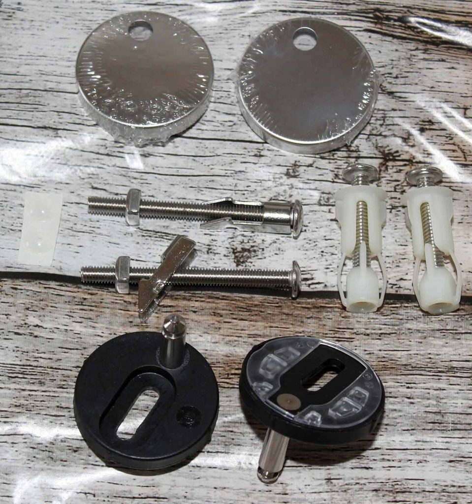 Lieferumfang Montagematerial: 2 Chrom-Abdeckkappen, 2 Klebepuffer, 2 lange Schrauben mit Kippdübel und Mutter, 2 Kunststoff-Dübeleinsätze mit Schrauben, 2 schwarze Trägerplatten mit Steckstift.